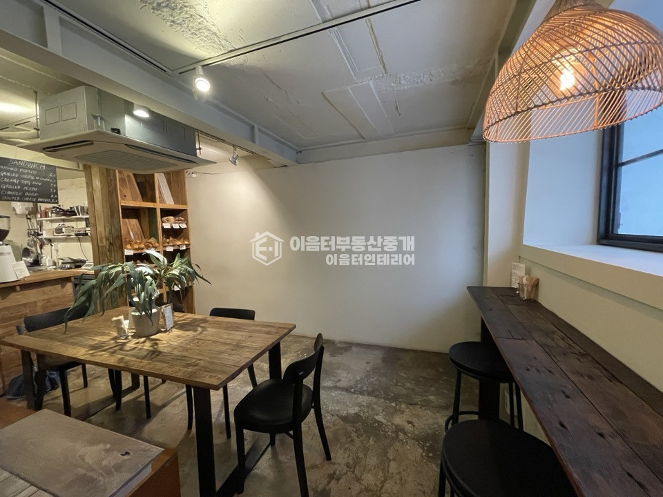 서울 마포구 서교동 무권리 숲길뷰 육안상 1층 상가 벚꽃뷰 경의선숲길 바로 앞 예쁜 건물 월세 매물번호 10214 사진 4