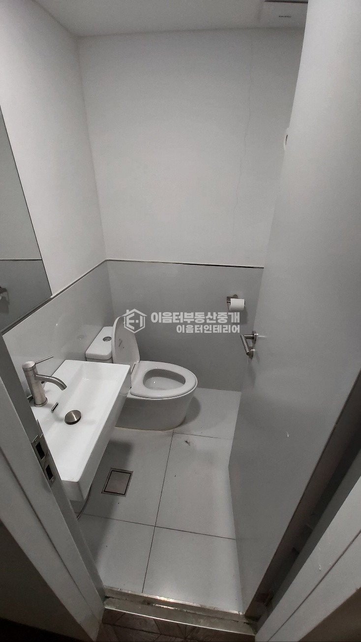 서울 마포구 서교동 홍대역세권 내외관 우수 사무실.우드바닥O넓은테라스O주차O 월세 매물번호 10407 사진 7
