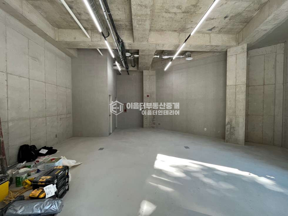 서울 마포구 서교동 합정역세권. 대로변 코너 1층 무권리 상가/사무실. 엘베O주차O높은 층고O 월세 매물번호 10450 사진 7