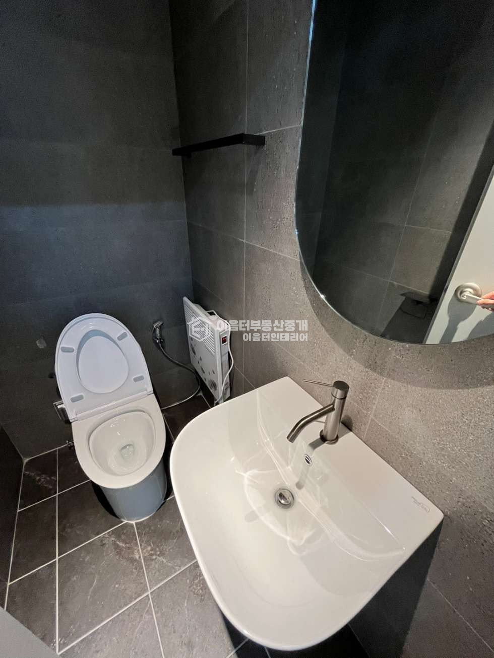 서울 마포구 서교동 합정역세권. 대로변 코너 1층 무권리 상가/사무실. 엘베O주차O높은 층고O 월세 매물번호 10450 사진 9