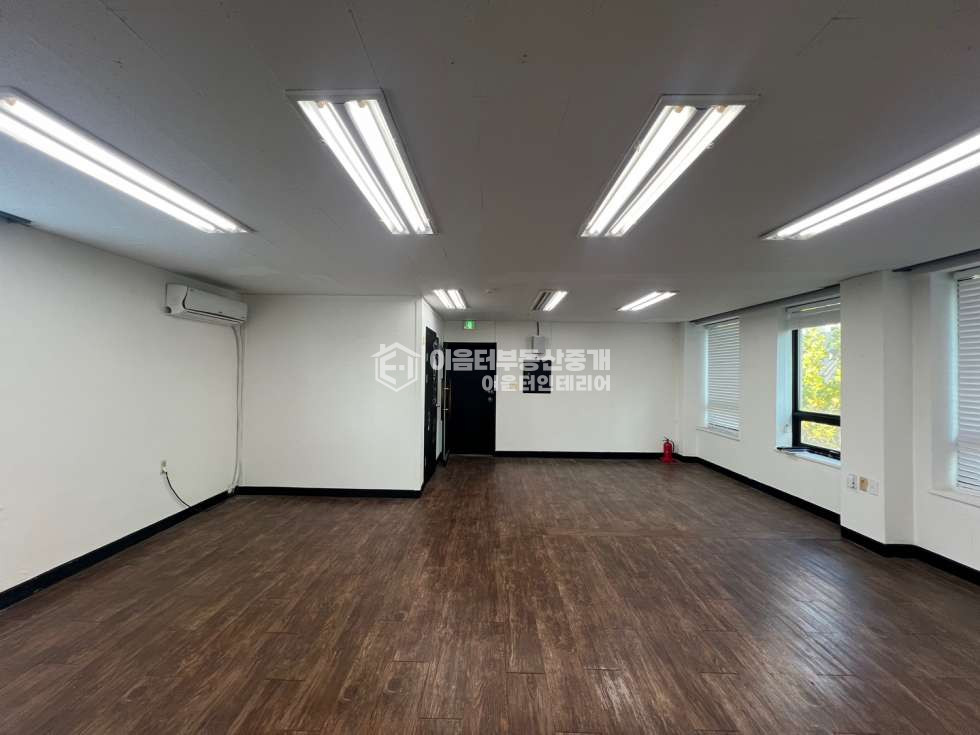 서울 마포구 동교동 홍대역 도보 2분 대로변 건물 남향 밝은 사무실.탕비실O 월세 매물번호 10466 사진 13