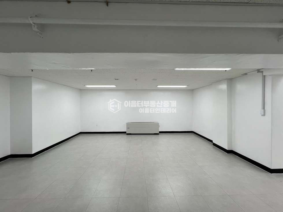 서울 마포구 서교동 홍대 역세권.대로변 코너 지층 100평 무권리 상가.주차O엘베O 월세 매물번호 10558 사진 16