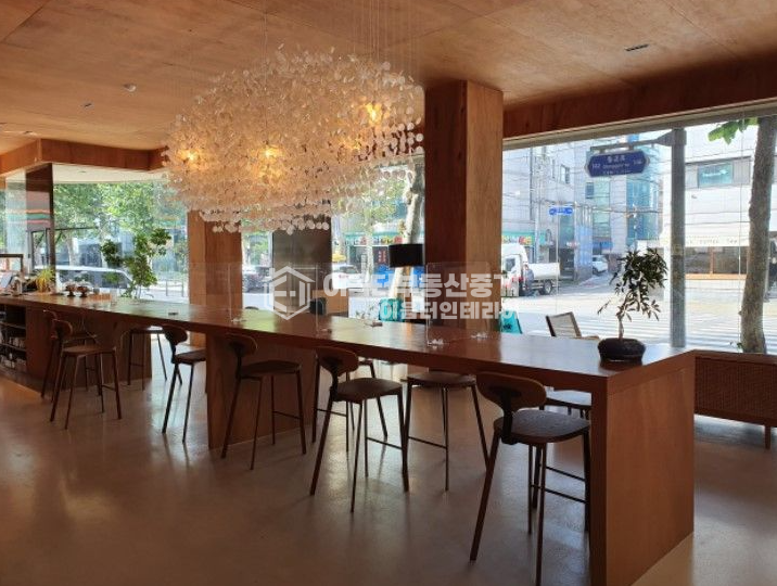서울 마포구 서교동 서교동 사거리 코너에 위치한 성업중인 카페 자리 월세 매물번호 11090 사진 3