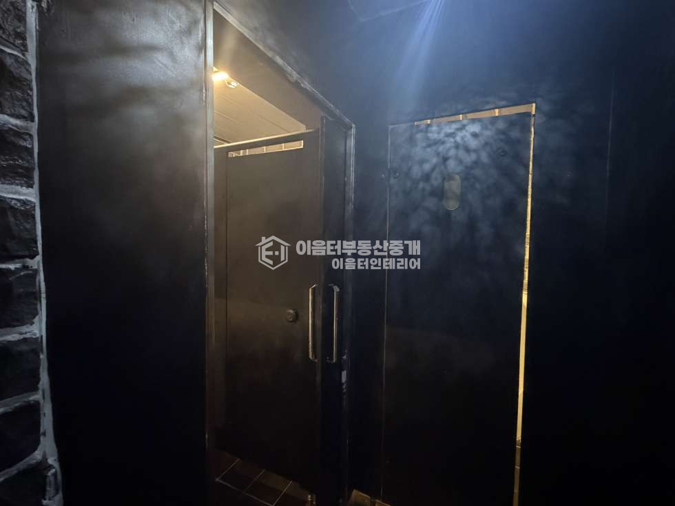 서울 서대문구 창천동 단골손님 많고 수요 좋은 신촌 먹자골목 상가 계약/전용면적 190.08㎡/190.08㎡(전용률100%) 해당층/총층 1/5층 입주가능일 즉시입주 협의가능 월관리비 15만원 방향 동향(주된 출입구 기준) 현재업종 - 추천업종 - 주차가능여부 가능 총주차대수 5대 난방(방식/연료) -/- 용도지역 - 건축물 용도 제2종 근린생활시설 주구조 - 사용승인일 2004.10.28 화장실 수 1개 위반건축물 해당없음 매물번호 2565457142 매물설명 중개사 이음터부동산중개인테리어톡톡문의길찾기 이음터부동산중개인테리어 대표이승재등록번호 소재지서울 마포구 동교동 200-1 JK빌딩, 1층 전화02-6015-3695,010-2865-4988 최근 3개월 집주인확인 2429건 매매0전세0월세2300단기0 월세 매물번호 11115 사진 10