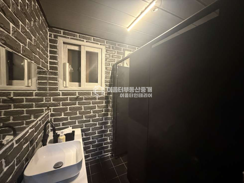 서울 서대문구 창천동 단골손님 많고 수요 좋은 신촌 먹자골목 상가 계약/전용면적 190.08㎡/190.08㎡(전용률100%) 해당층/총층 1/5층 입주가능일 즉시입주 협의가능 월관리비 15만원 방향 동향(주된 출입구 기준) 현재업종 - 추천업종 - 주차가능여부 가능 총주차대수 5대 난방(방식/연료) -/- 용도지역 - 건축물 용도 제2종 근린생활시설 주구조 - 사용승인일 2004.10.28 화장실 수 1개 위반건축물 해당없음 매물번호 2565457142 매물설명 중개사 이음터부동산중개인테리어톡톡문의길찾기 이음터부동산중개인테리어 대표이승재등록번호 소재지서울 마포구 동교동 200-1 JK빌딩, 1층 전화02-6015-3695,010-2865-4988 최근 3개월 집주인확인 2429건 매매0전세0월세2300단기0 월세 매물번호 11115 사진 11