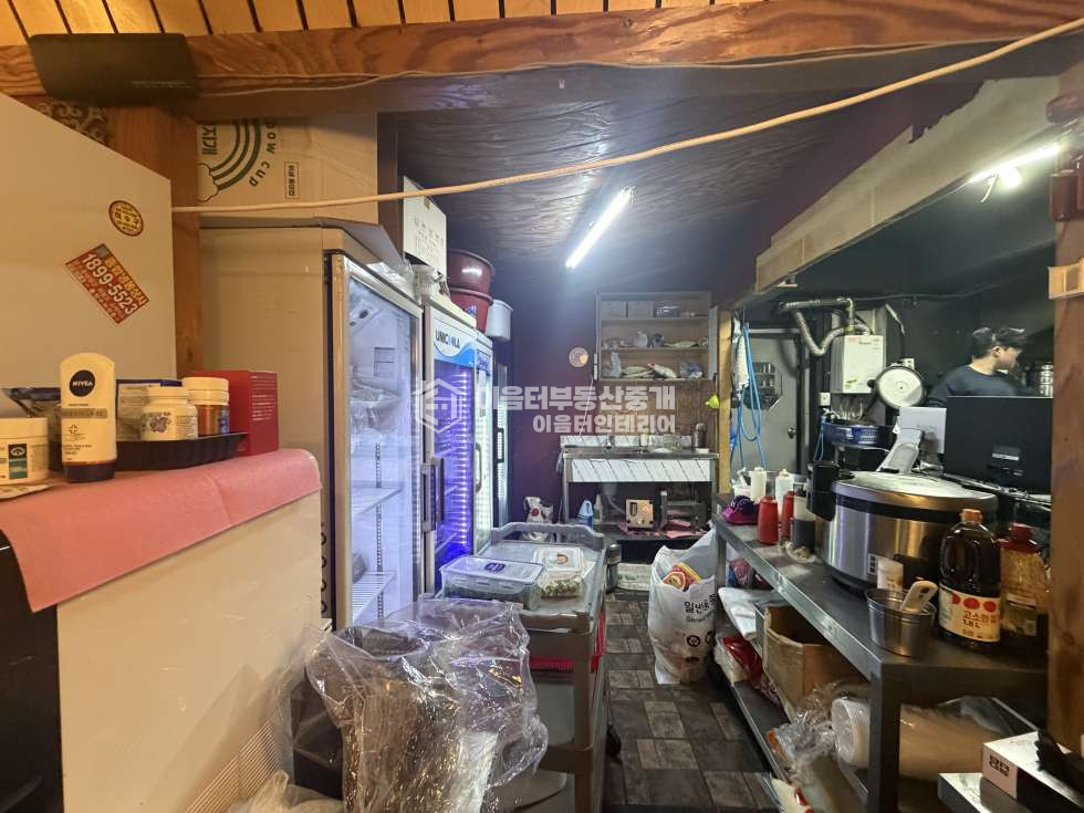 서울 서대문구 창천동 단골손님 많고 수요 좋은 신촌 먹자골목 상가 계약/전용면적 190.08㎡/190.08㎡(전용률100%) 해당층/총층 1/5층 입주가능일 즉시입주 협의가능 월관리비 15만원 방향 동향(주된 출입구 기준) 현재업종 - 추천업종 - 주차가능여부 가능 총주차대수 5대 난방(방식/연료) -/- 용도지역 - 건축물 용도 제2종 근린생활시설 주구조 - 사용승인일 2004.10.28 화장실 수 1개 위반건축물 해당없음 매물번호 2565457142 매물설명 중개사 이음터부동산중개인테리어톡톡문의길찾기 이음터부동산중개인테리어 대표이승재등록번호 소재지서울 마포구 동교동 200-1 JK빌딩, 1층 전화02-6015-3695,010-2865-4988 최근 3개월 집주인확인 2429건 매매0전세0월세2300단기0 월세 매물번호 11115 사진 13