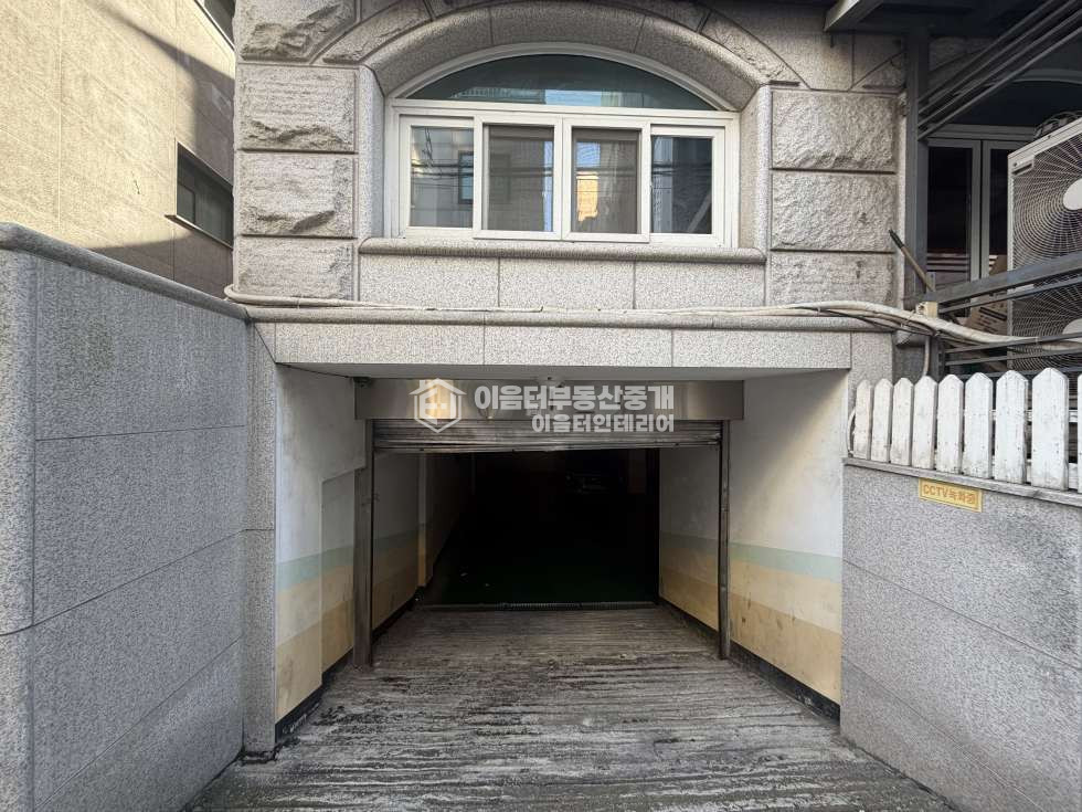 서울 서대문구 창천동 단골손님 많고 수요 좋은 신촌 먹자골목 상가 계약/전용면적 190.08㎡/190.08㎡(전용률100%) 해당층/총층 1/5층 입주가능일 즉시입주 협의가능 월관리비 15만원 방향 동향(주된 출입구 기준) 현재업종 - 추천업종 - 주차가능여부 가능 총주차대수 5대 난방(방식/연료) -/- 용도지역 - 건축물 용도 제2종 근린생활시설 주구조 - 사용승인일 2004.10.28 화장실 수 1개 위반건축물 해당없음 매물번호 2565457142 매물설명 중개사 이음터부동산중개인테리어톡톡문의길찾기 이음터부동산중개인테리어 대표이승재등록번호 소재지서울 마포구 동교동 200-1 JK빌딩, 1층 전화02-6015-3695,010-2865-4988 최근 3개월 집주인확인 2429건 매매0전세0월세2300단기0 월세 매물번호 11115 사진 16