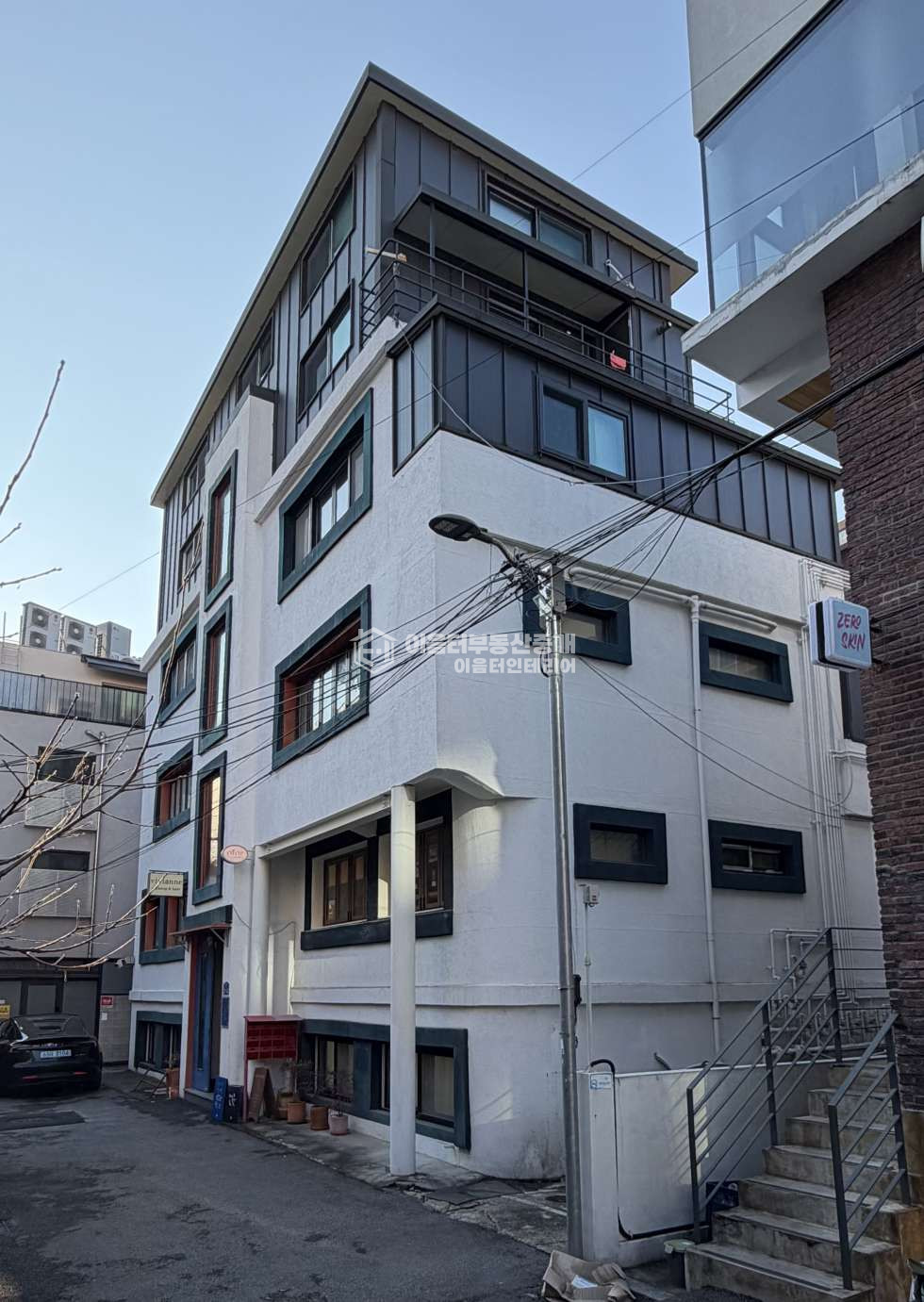 서울 마포구 동교동 내외부 깔끔한 건물 1.5층 상가 월세 매물번호 11131 사진 1