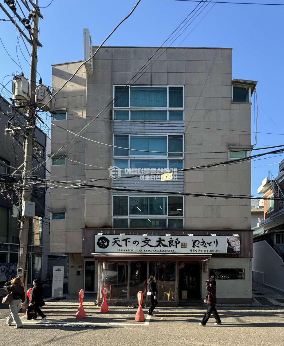 서울 마포구 동교동 인테리어일부지원l 홍대역세권 동교동 사무실 노출천장 네모반듯한 구조 월세 매물번호 11143 사진 1