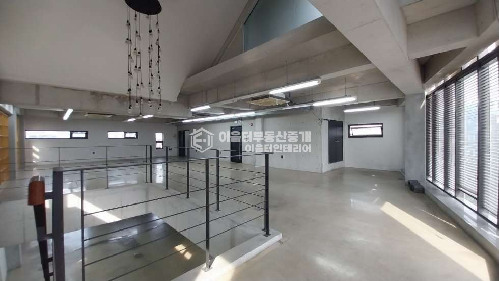 서울 마포구 서교동 무권리 l 역세권 l 연층사용 l 내부계단 l 엘베O주차O 월세 매물번호 10024 사진 22