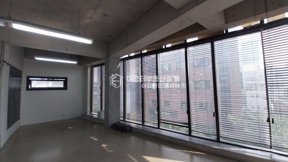 서울 마포구 서교동 무권리 l 역세권 l 연층사용 l 내부계단 l 엘베O주차O 월세 매물번호 10024 사진 25